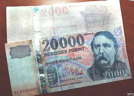 2000 forintosból készült hamis 20000-es bankjegyek